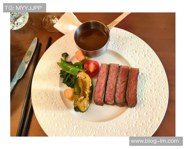 亚当斯如野兽般光脚漫步手持牛排展现原始魅力